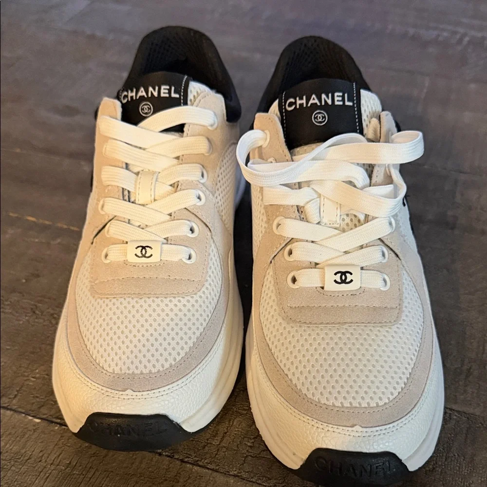 Chic Sneakers in Black and White - Picture 2 of 11